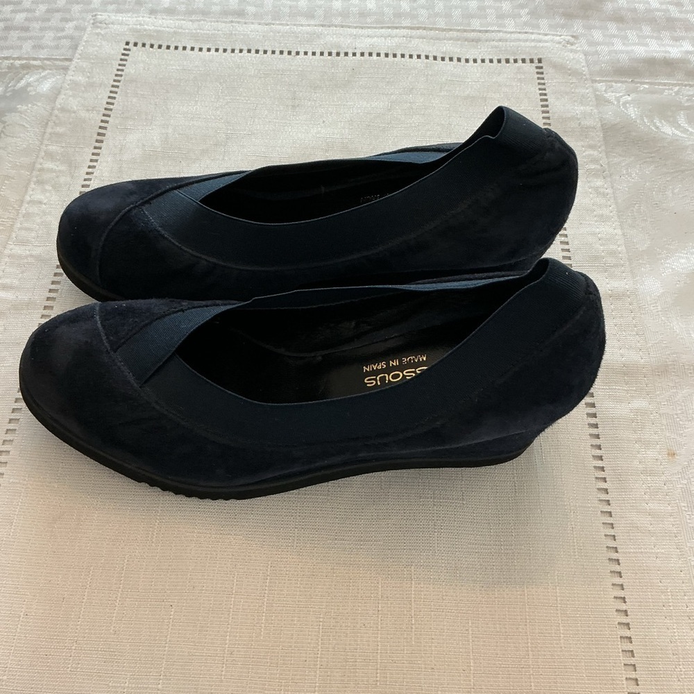 Elegant Navy Blue Wedge Shoes by Andre Assous - Picture 4 of 5